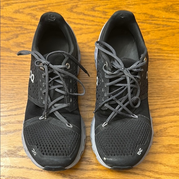 On Running sneakers - Picture 1 of 6